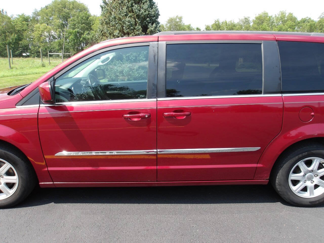 Used 2011 Chrysler Town & Country Touring FWD image 33