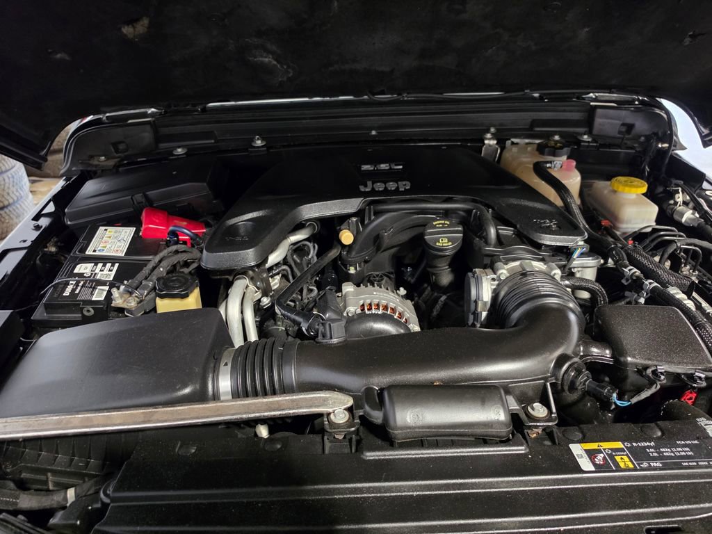 Used 2018 Jeep Wrangler Unlimited Sahara AWD/4WD image 9