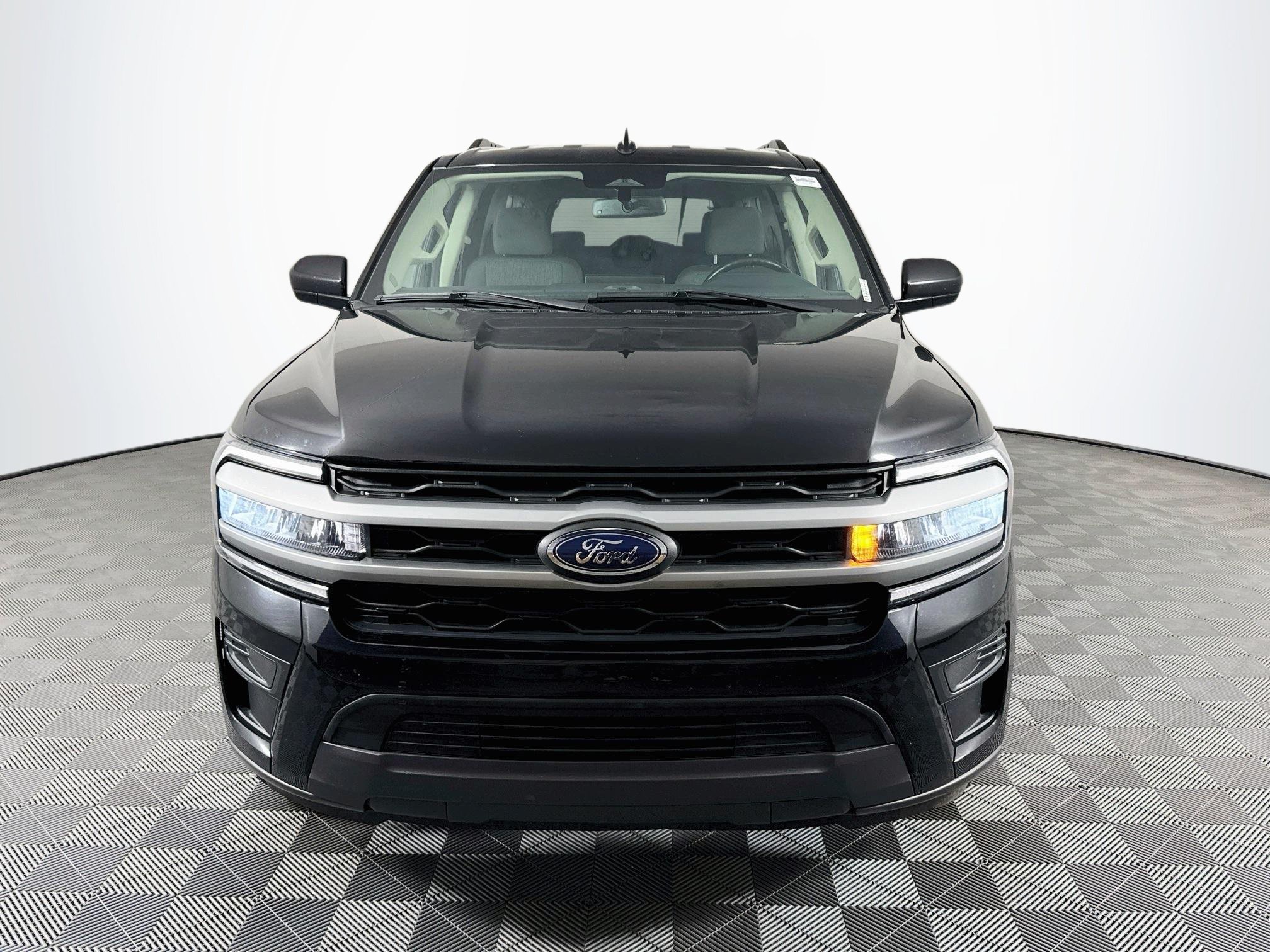 Used 2024 Ford Expedition Max XLT RWD image 2