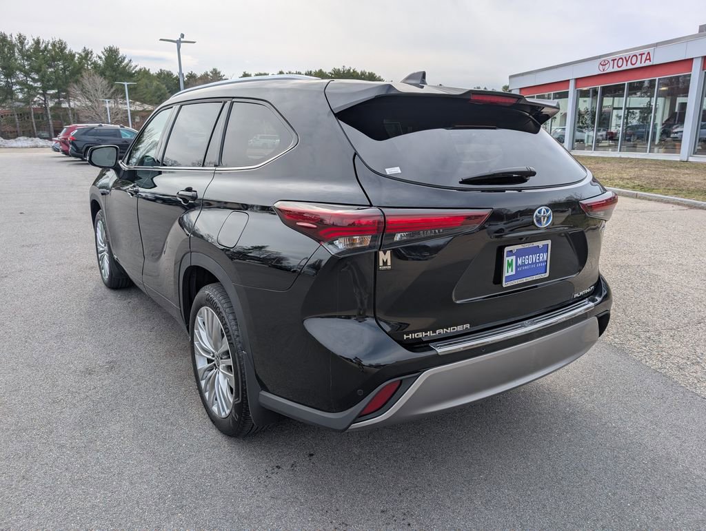 Used 2024 Toyota Highlander Platinum image 3
