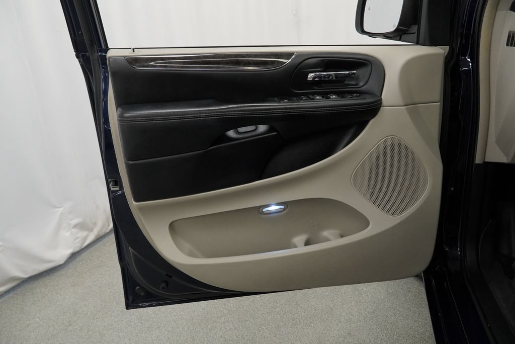 Used 2016 Chrysler Town & Country Touring w/ Driver Convenience Group FWD image 35
