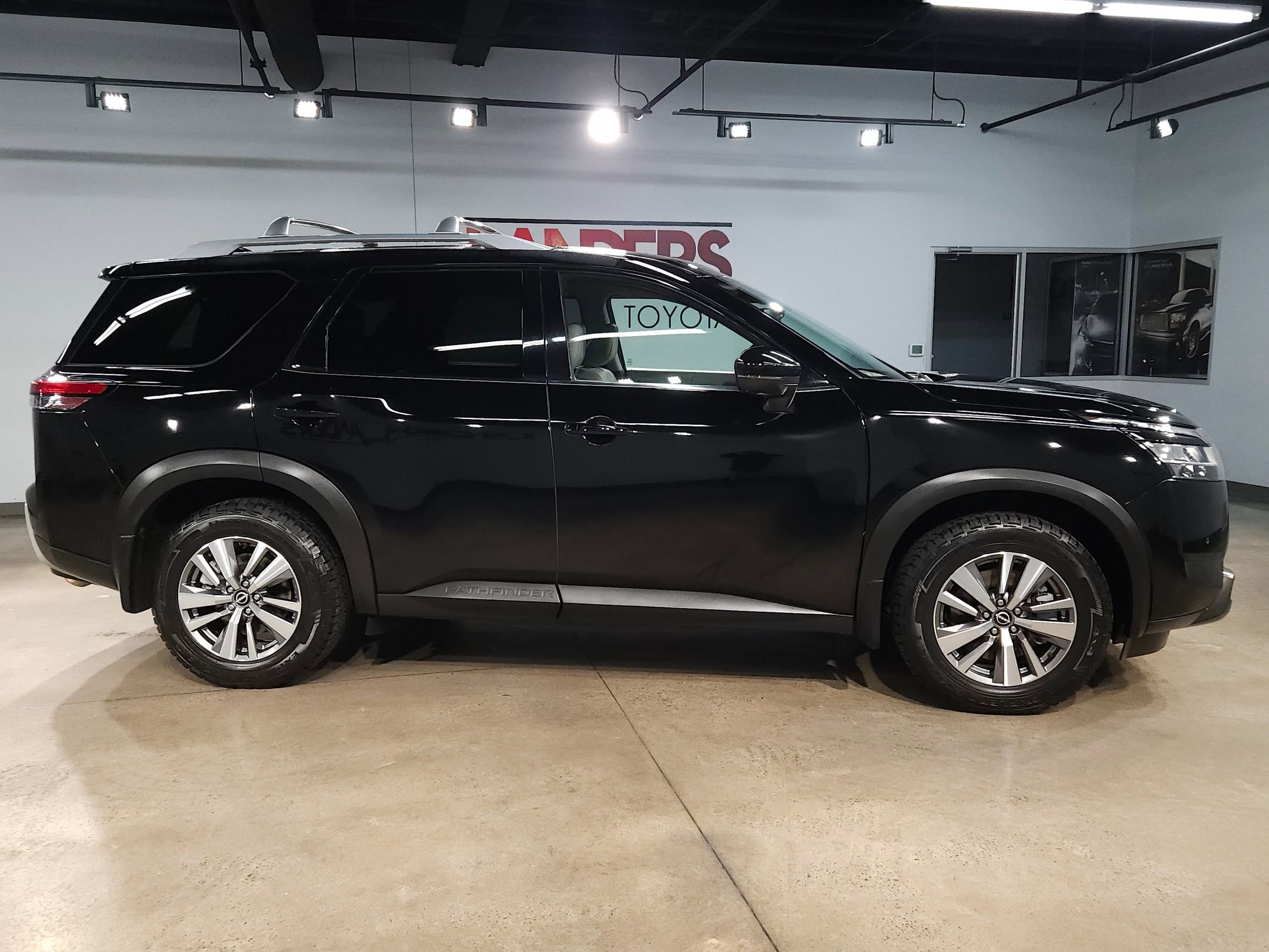 Used 2022 Nissan Pathfinder SL image 8