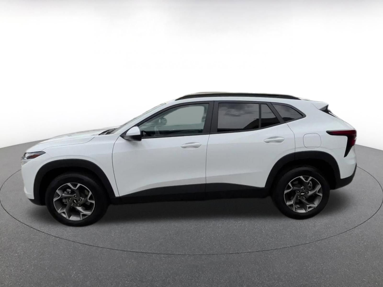 Used 2025 Chevrolet Trax LT FWD image 8
