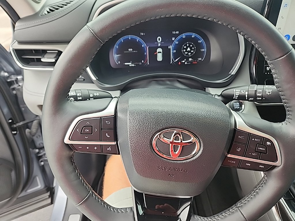 Used 2023 Toyota Highlander Limited FWD image 6