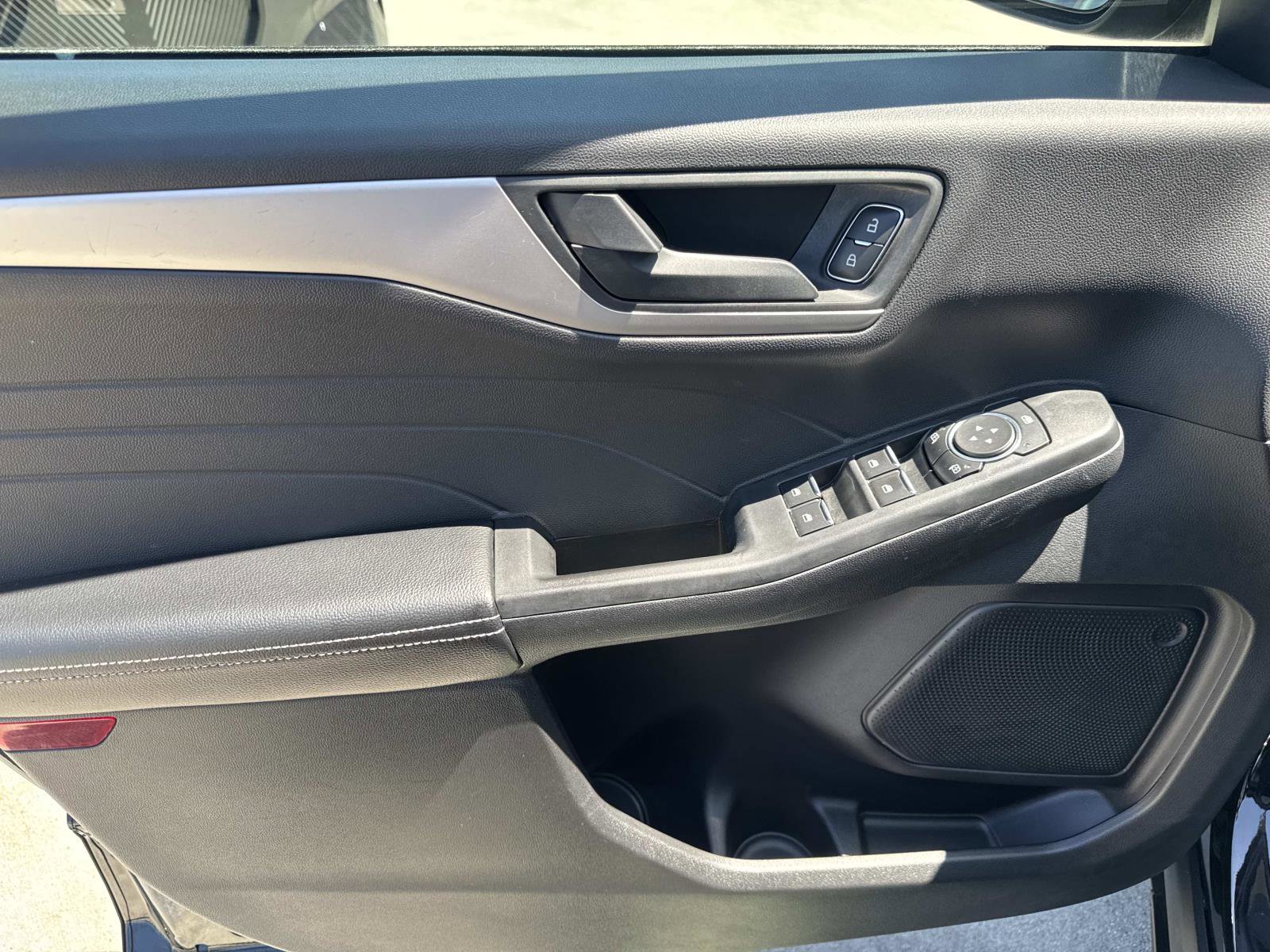 Used 2022 Ford Escape SE w/ SE Sport Appearance Package image 12