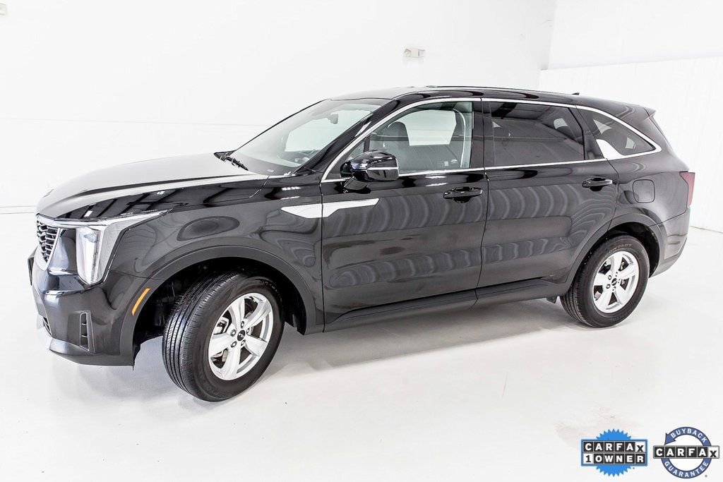 Used 2025 Kia Sorento LX image 3