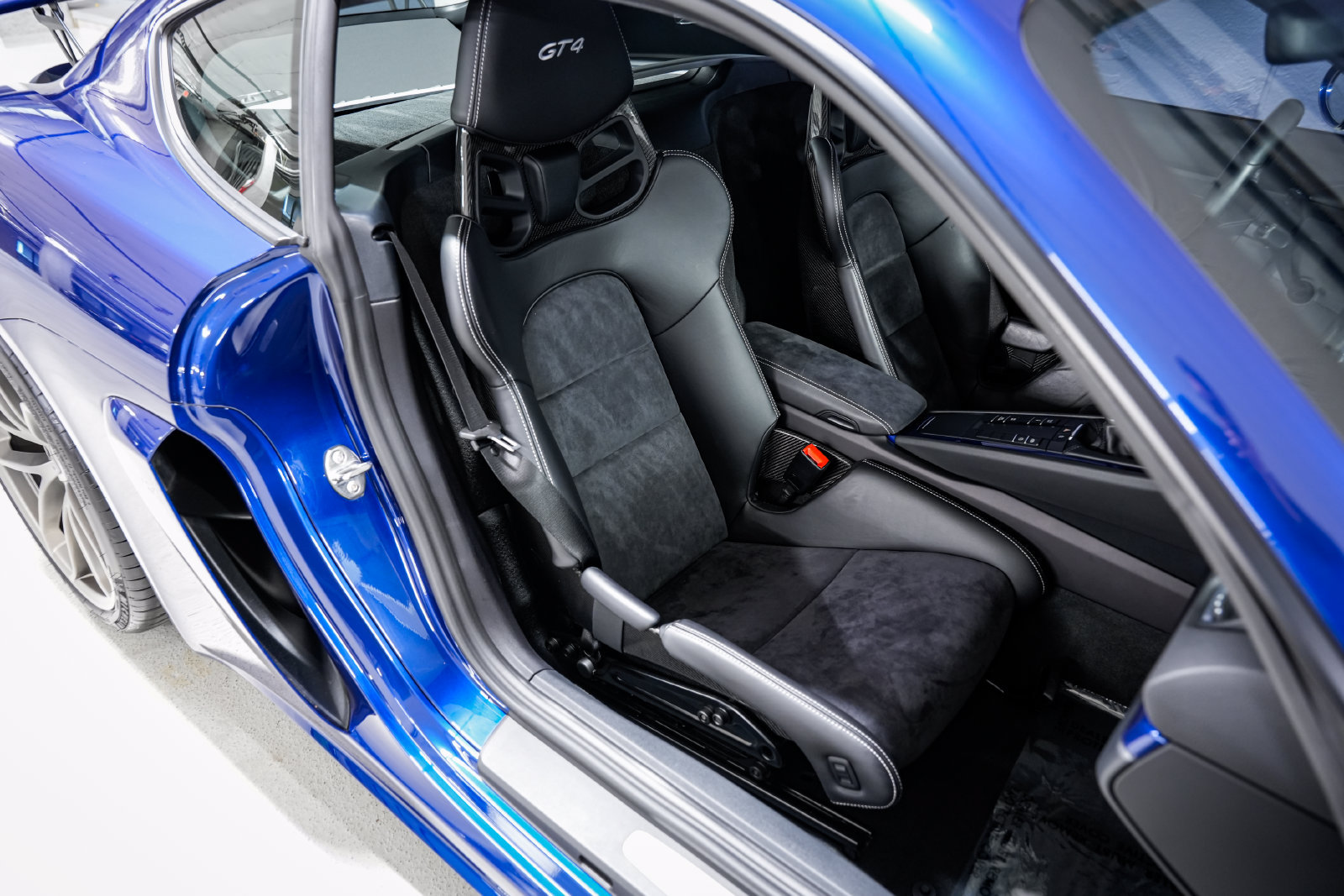 Used 2020 Porsche 718 Cayman GT4 RWD image 22