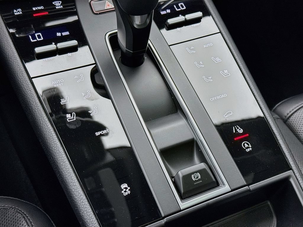 Used 2025 Porsche Macan AWD/4WD image 22