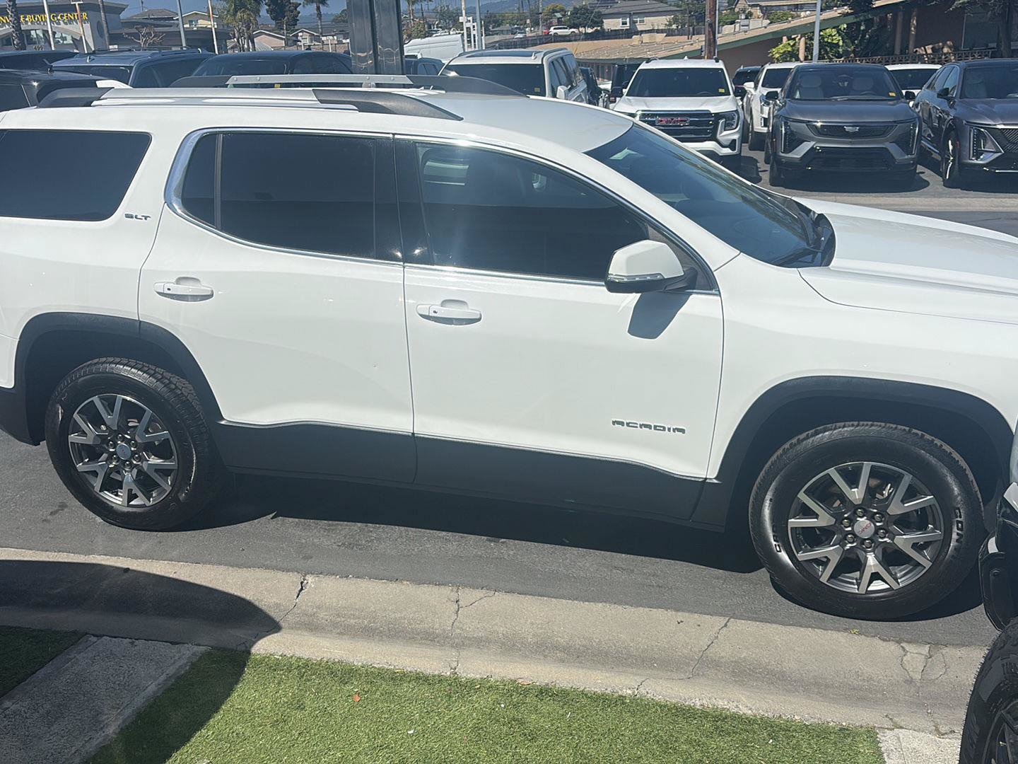 Used 2023 GMC Acadia SLT AWD/4WD image 4