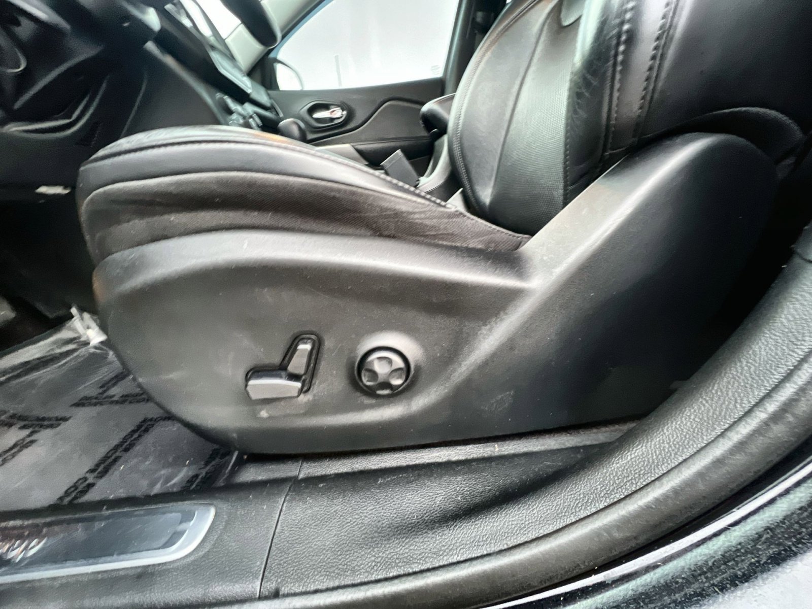 Used 2019 Jeep Cherokee Limited image 14