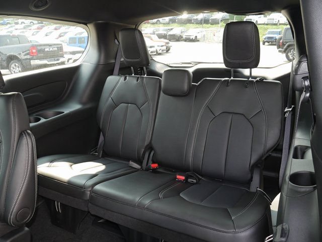 New 2026 Chrysler Pacifica Select AWD/4WD image 23