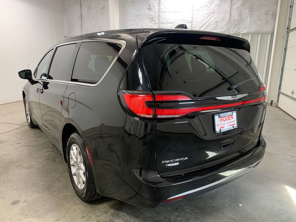 Used 2024 Chrysler Pacifica Touring-L image 5