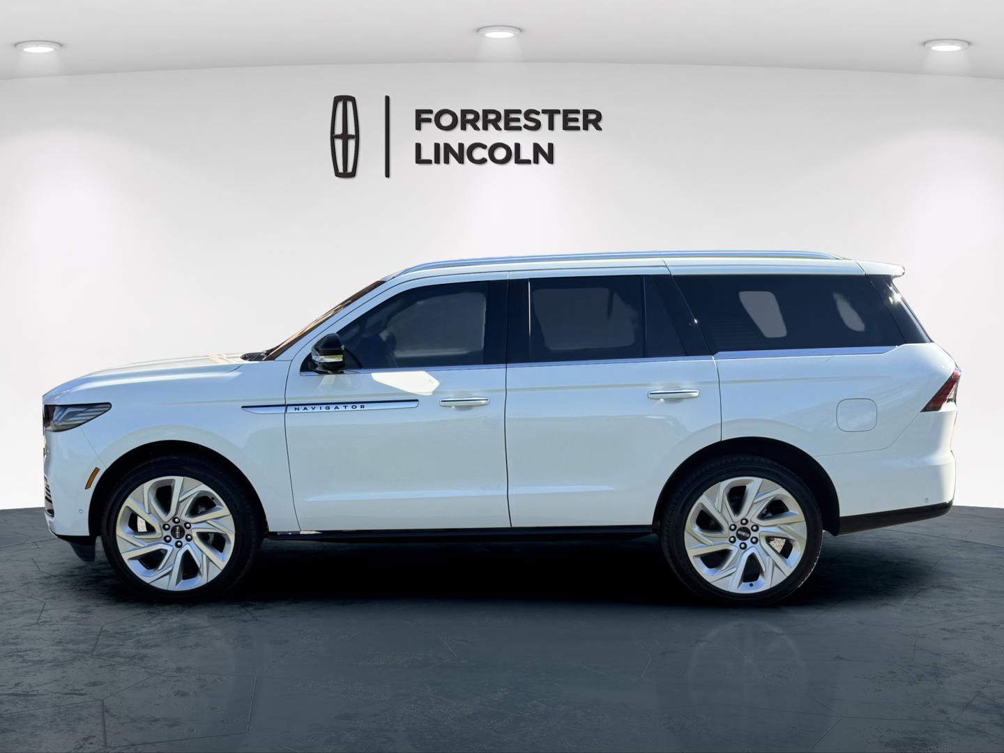 Used 2025 Lincoln Navigator Reserve AWD/4WD image 6