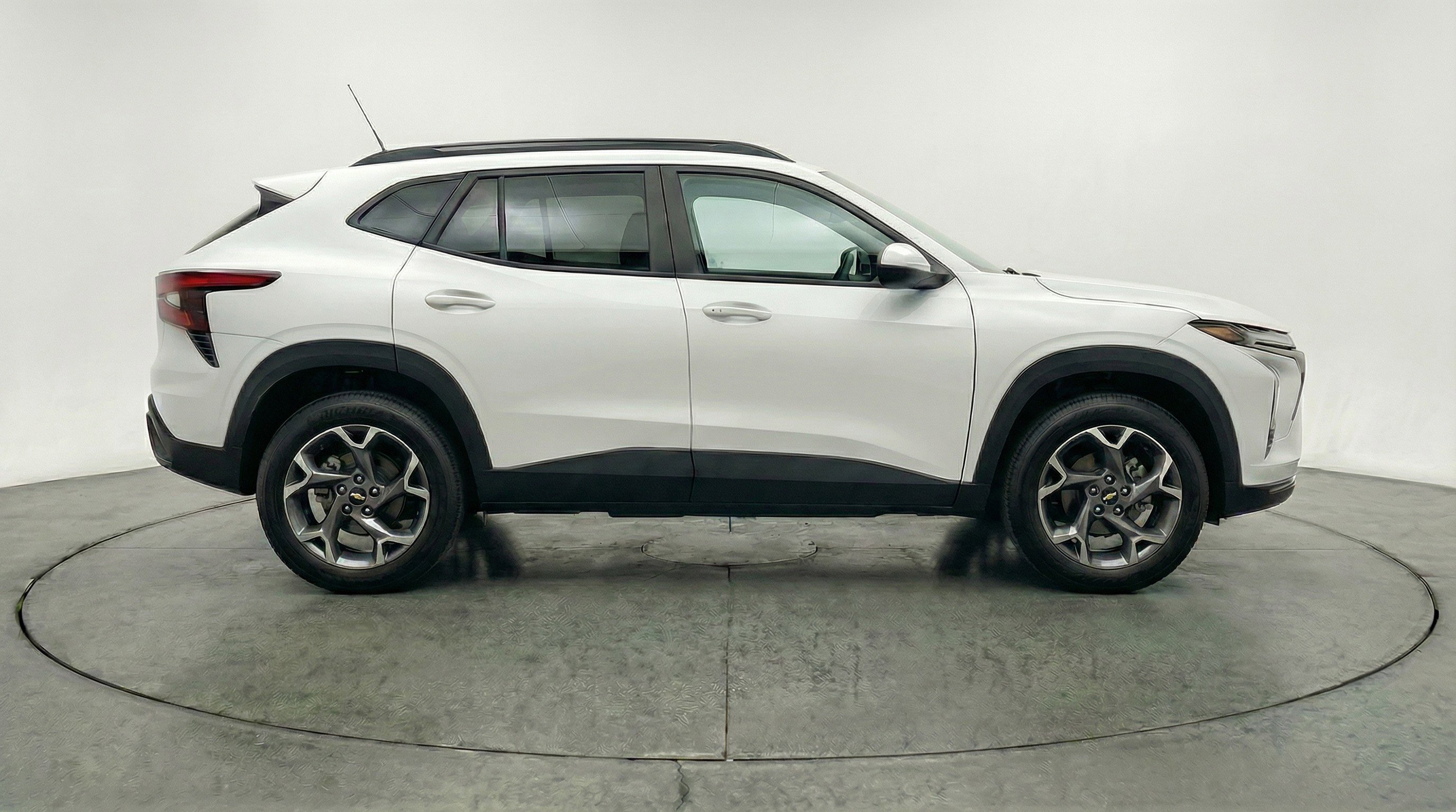 Used 2025 Chevrolet Trax LT w/ LT Convenience Package image 11