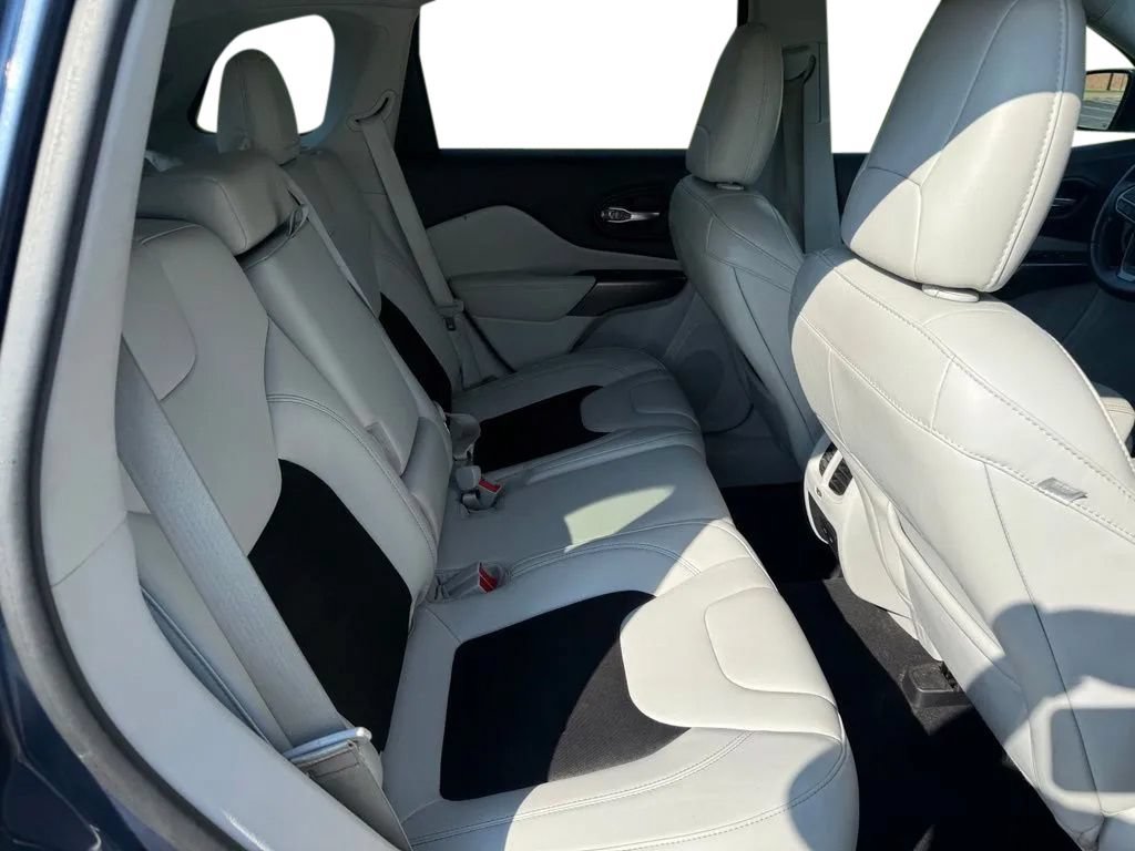 Used 2020 Jeep Cherokee Latitude Plus AWD/4WD image 30