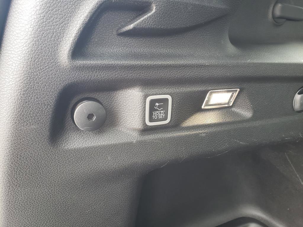 Used 2023 Jeep Grand Cherokee L Laredo image 11