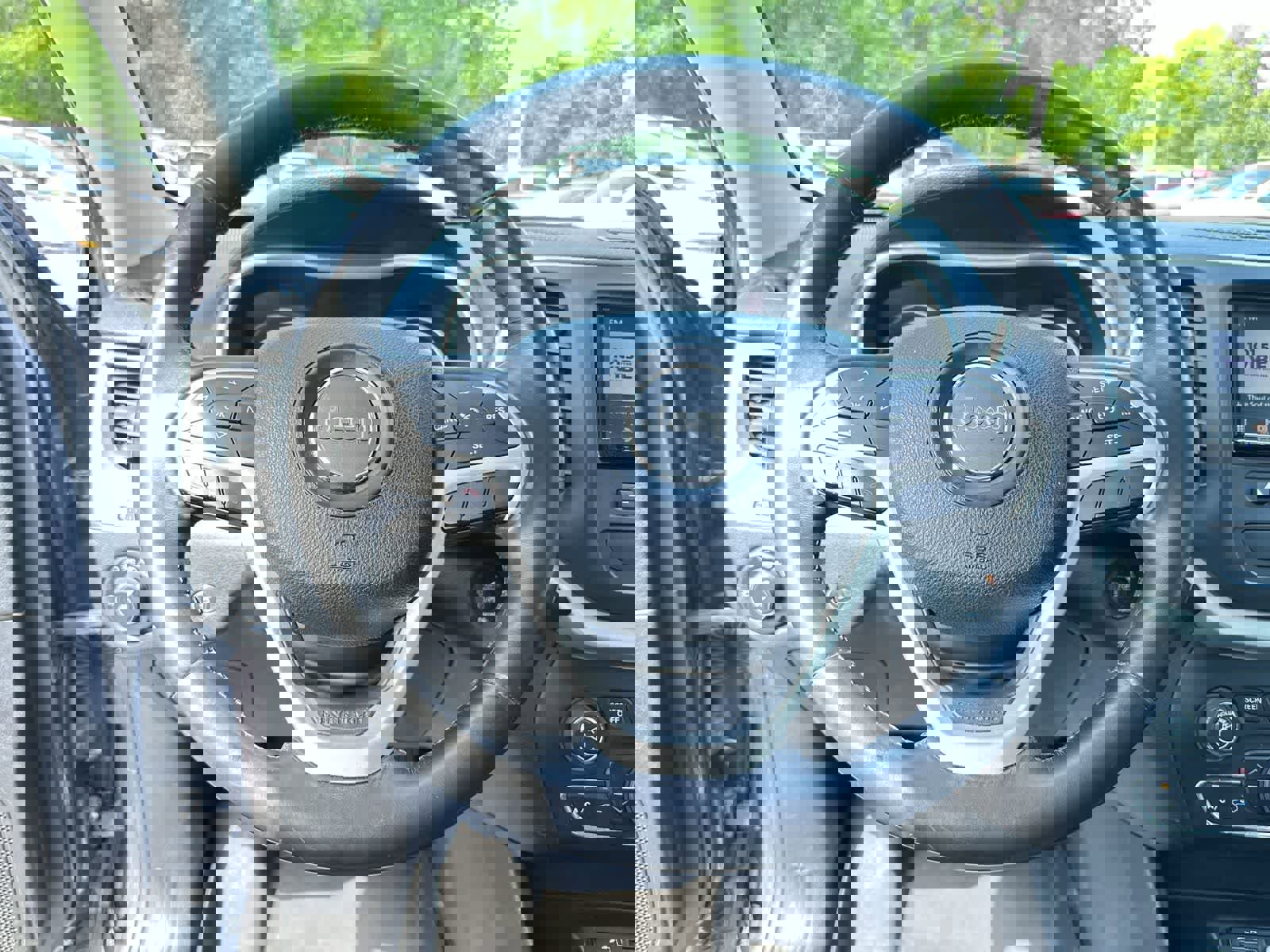 Used 2015 Jeep Cherokee Latitude w/ Comfort/Convenience Group image 17