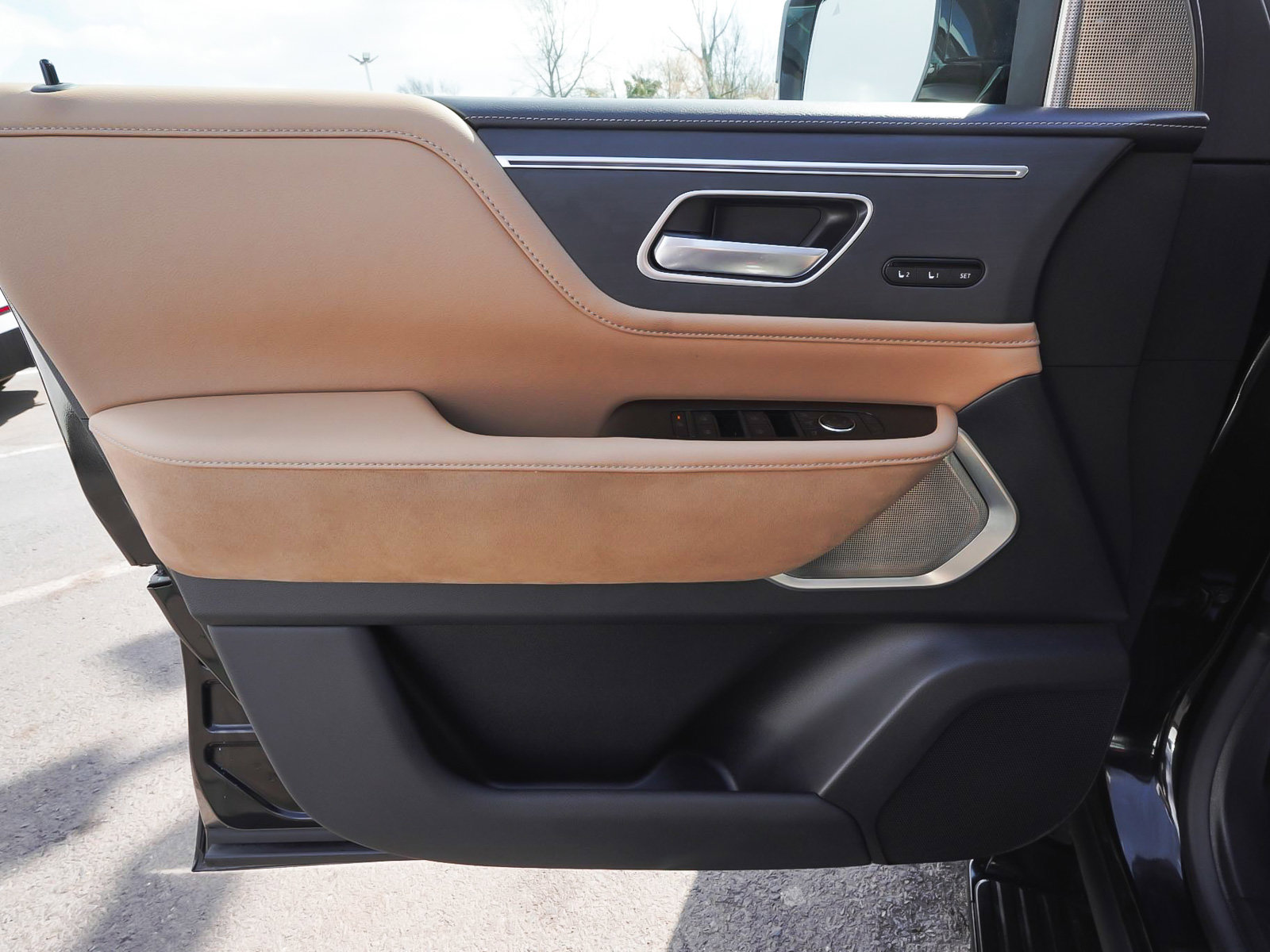 Used 2025 INFINITI QX80 Sensory AWD/4WD image 9