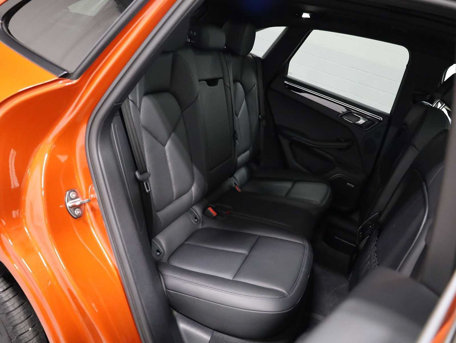 Certified 2022 Porsche Macan AWD/4WD image 37
