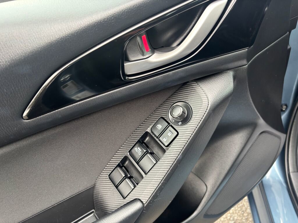 Used 2014 MAZDA MAZDA3 i Sport image 18