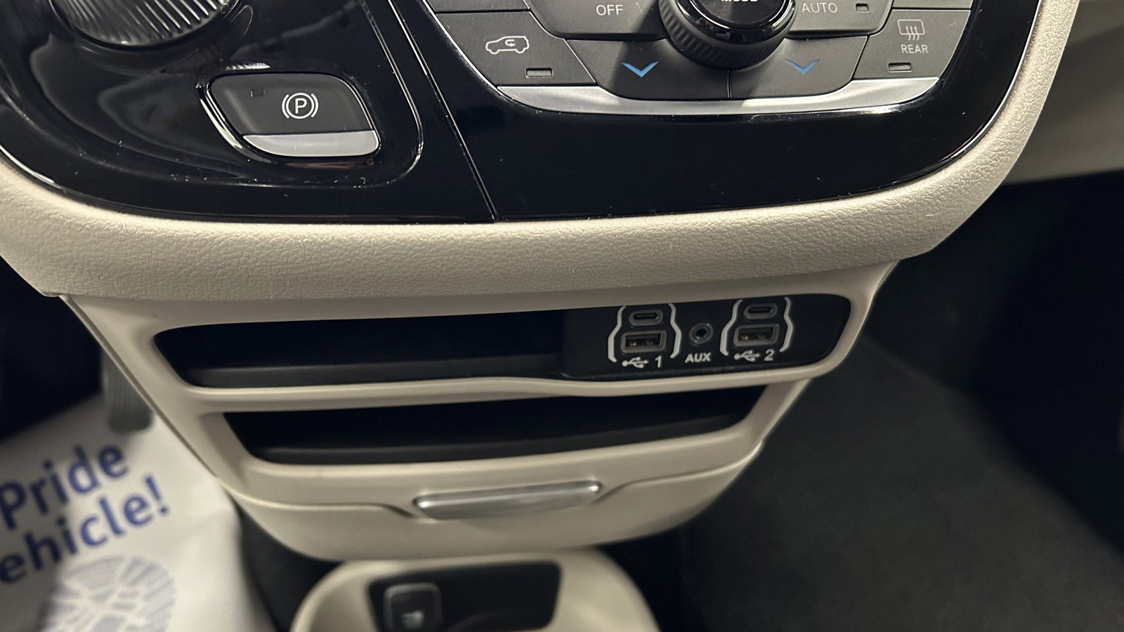 Used 2023 Chrysler Pacifica Touring-L image 32