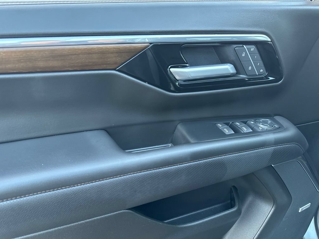 Used 2025 Chevrolet Tahoe High Country AWD/4WD image 9