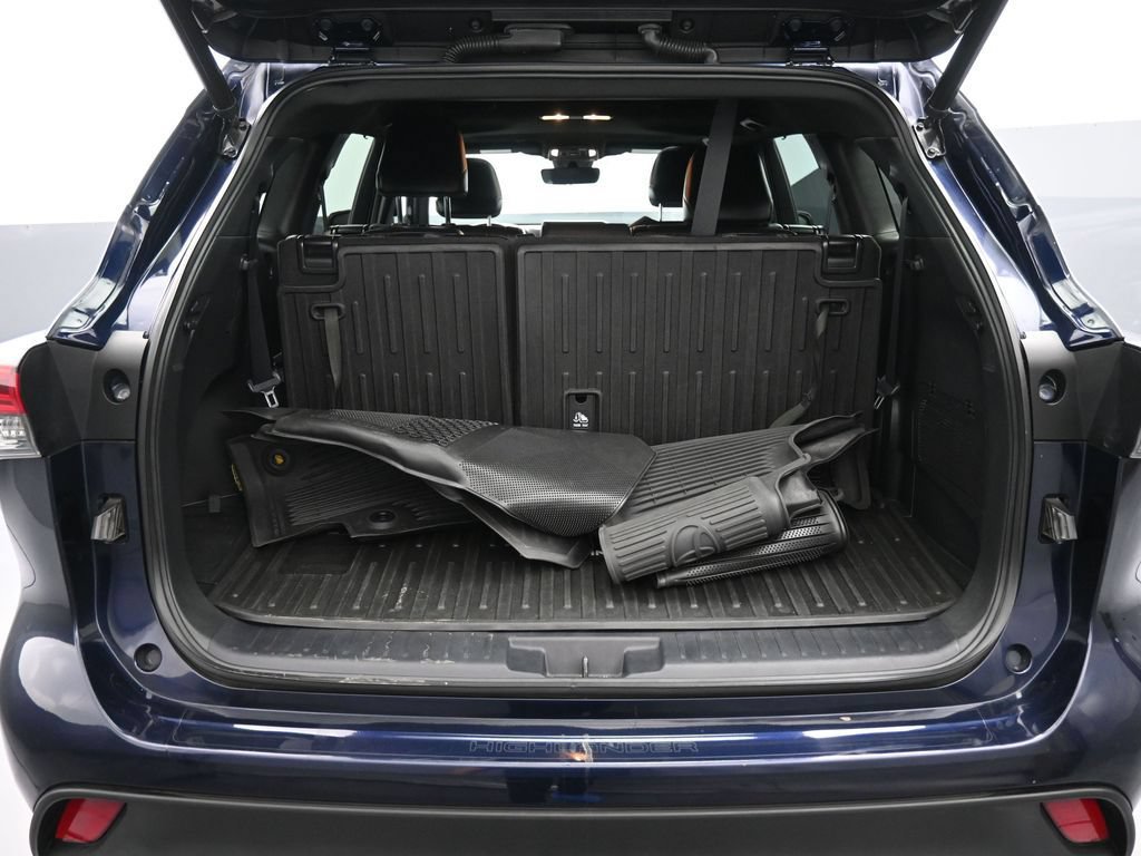 Used 2021 Toyota Highlander XSE AWD/4WD image 23