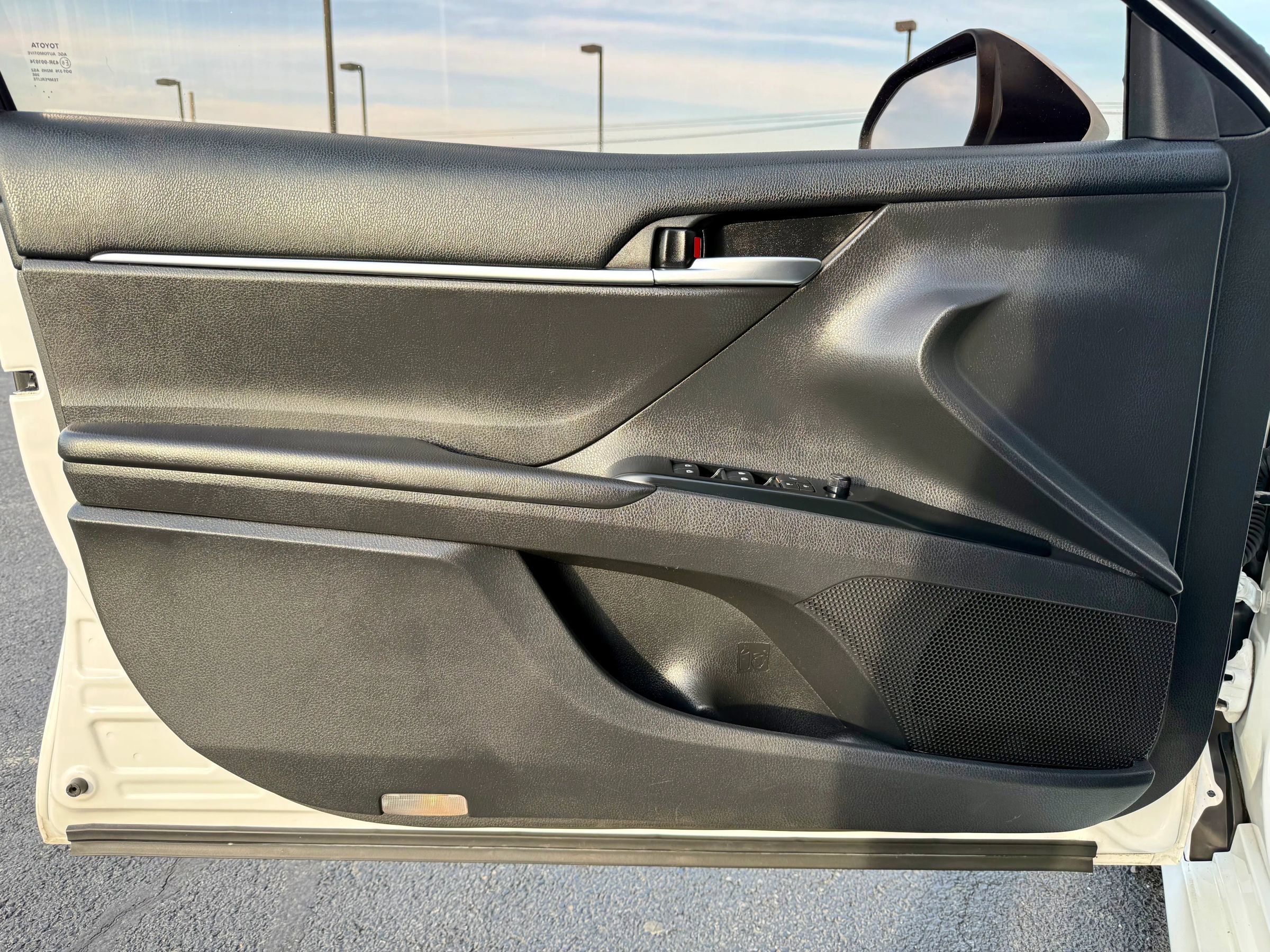Used 2018 Toyota Camry LE FWD image 34