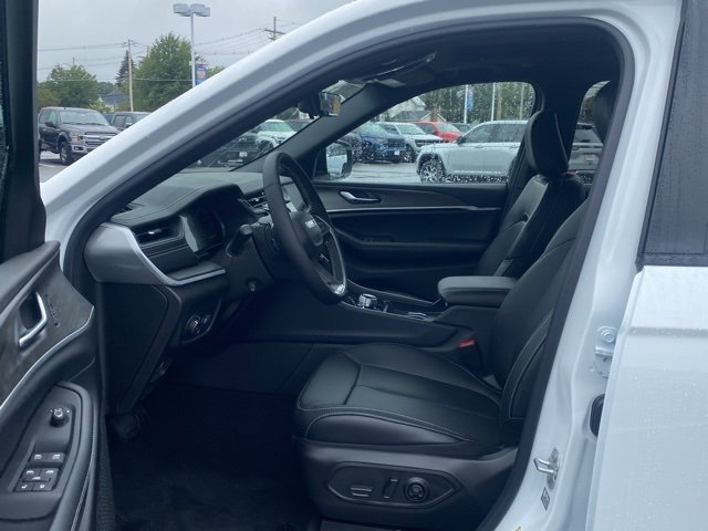 New 2025 Jeep Grand Cherokee L Limited w/ Luxury Tech Group II image 16