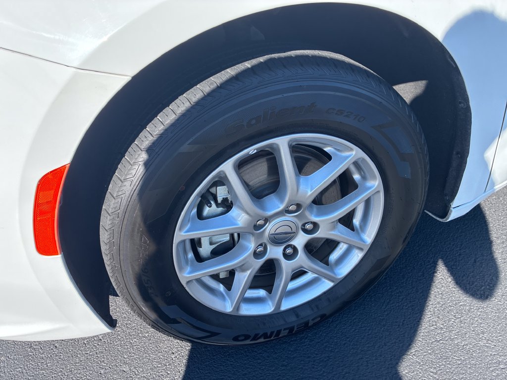 Used 2025 Chrysler Pacifica Select FWD image 10