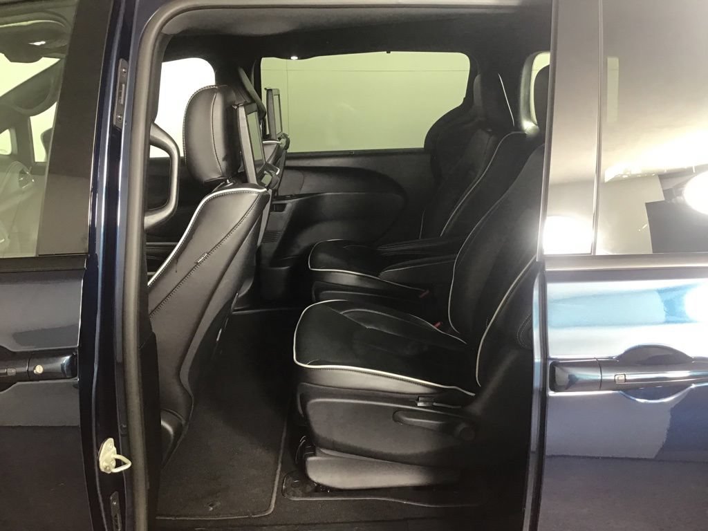 Used 2023 Chrysler Pacifica Limited w/ Uconnect Theater Family Group FWD image 26