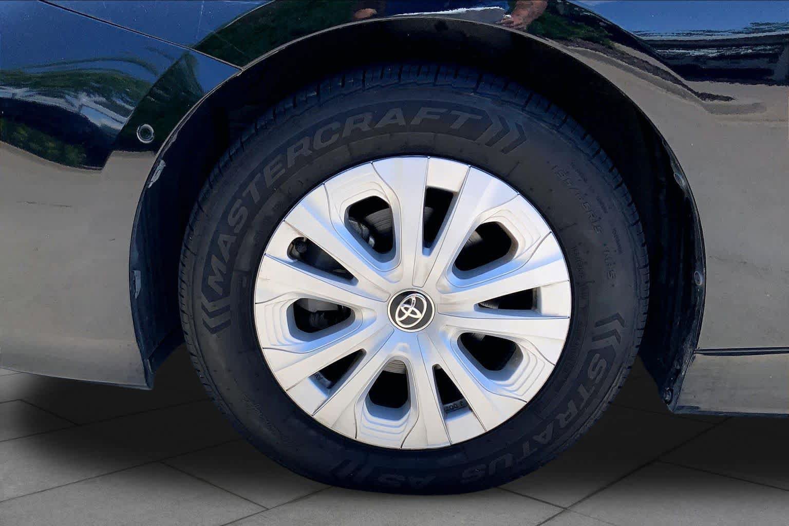 Used 2020 Toyota Prius LE FWD image 10