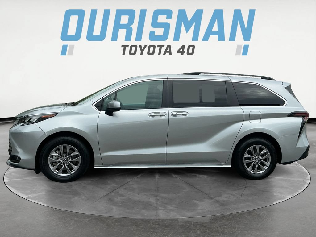 Used 2025 Toyota Sienna XLE FWD image 4