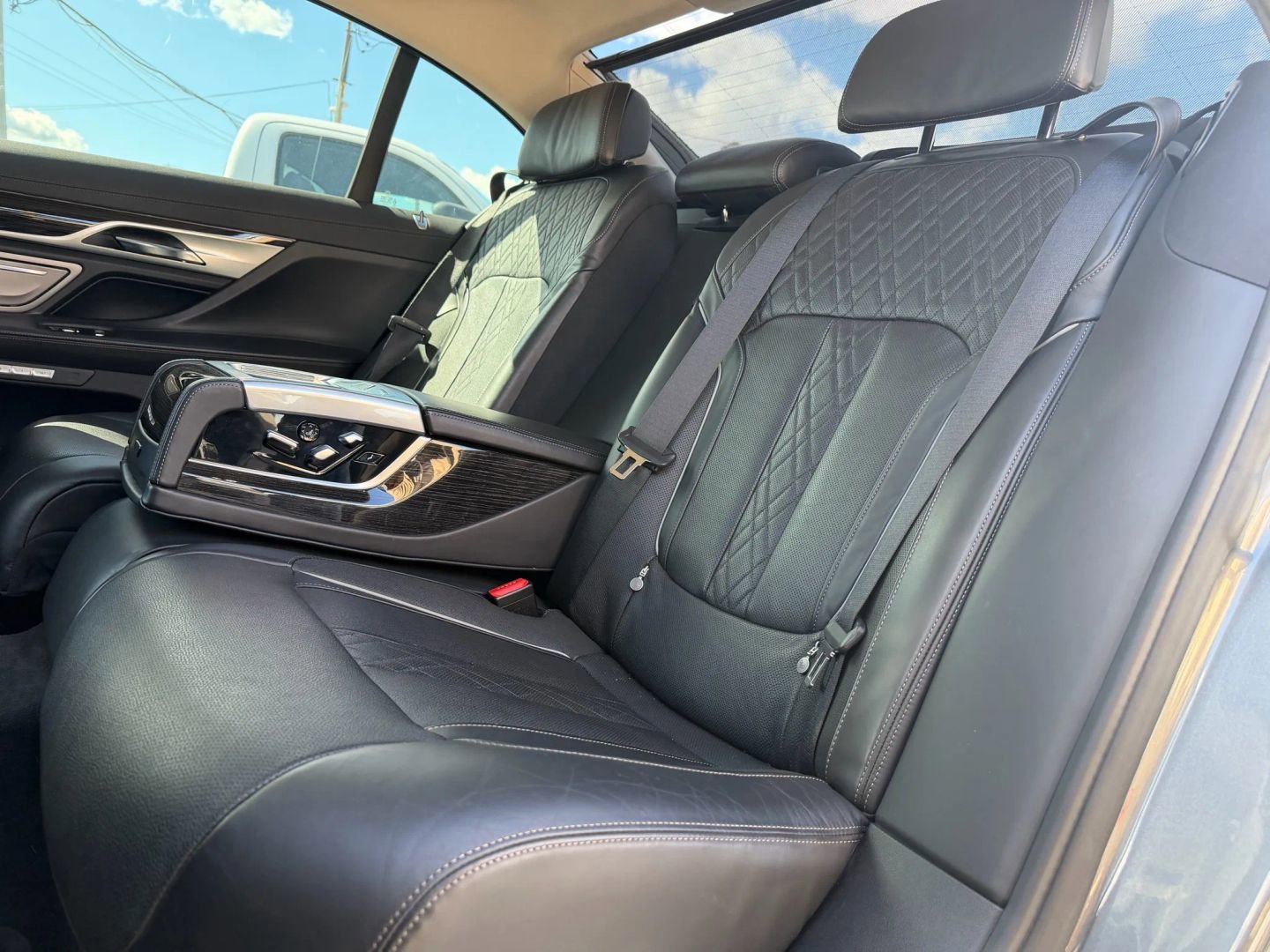 Used 2016 BMW 750i RWD image 13