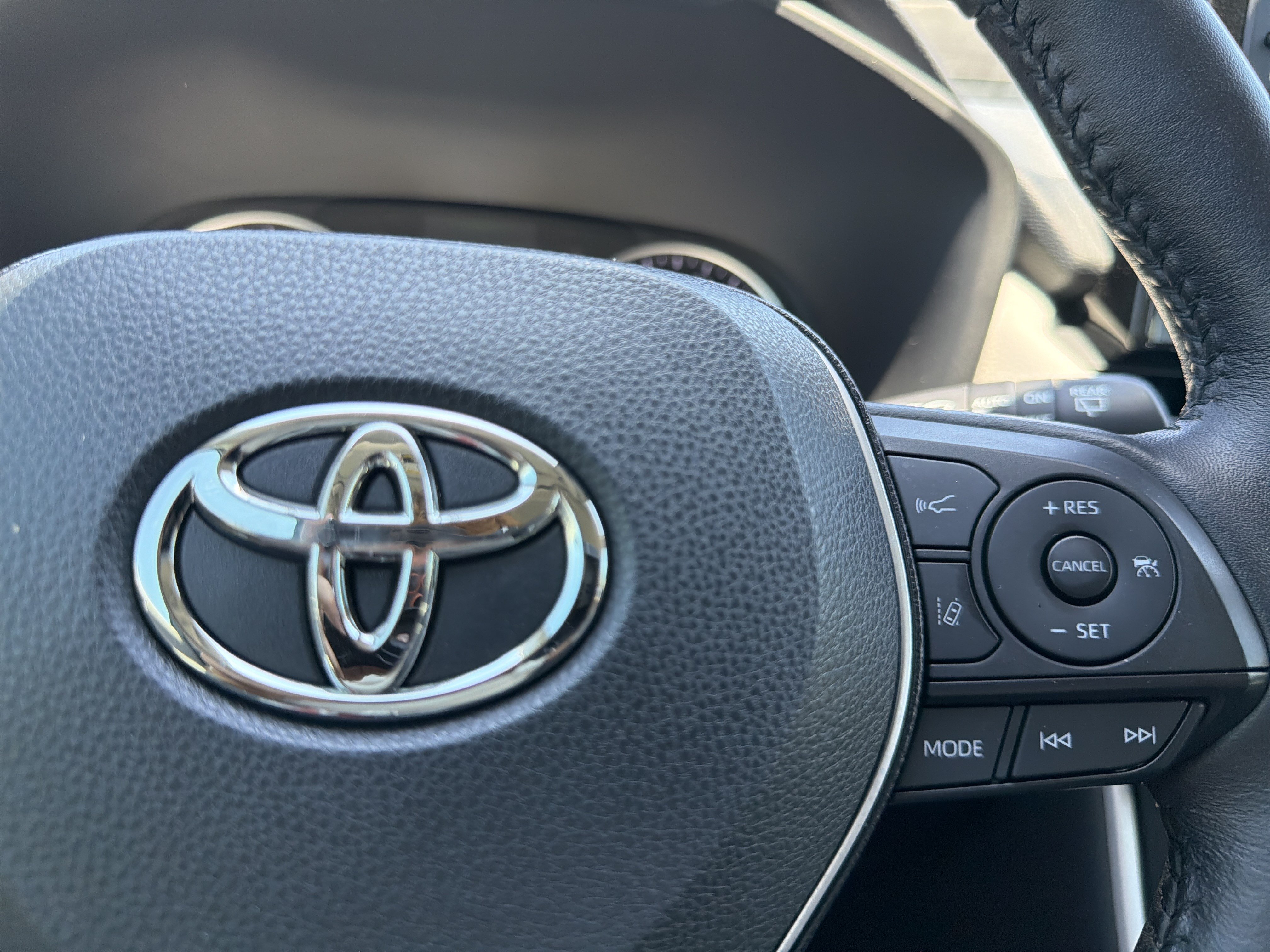 Used 2020 Toyota RAV4 XLE Premium FWD image 2