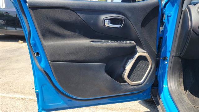 Used 2015 Jeep Renegade Latitude FWD image 17