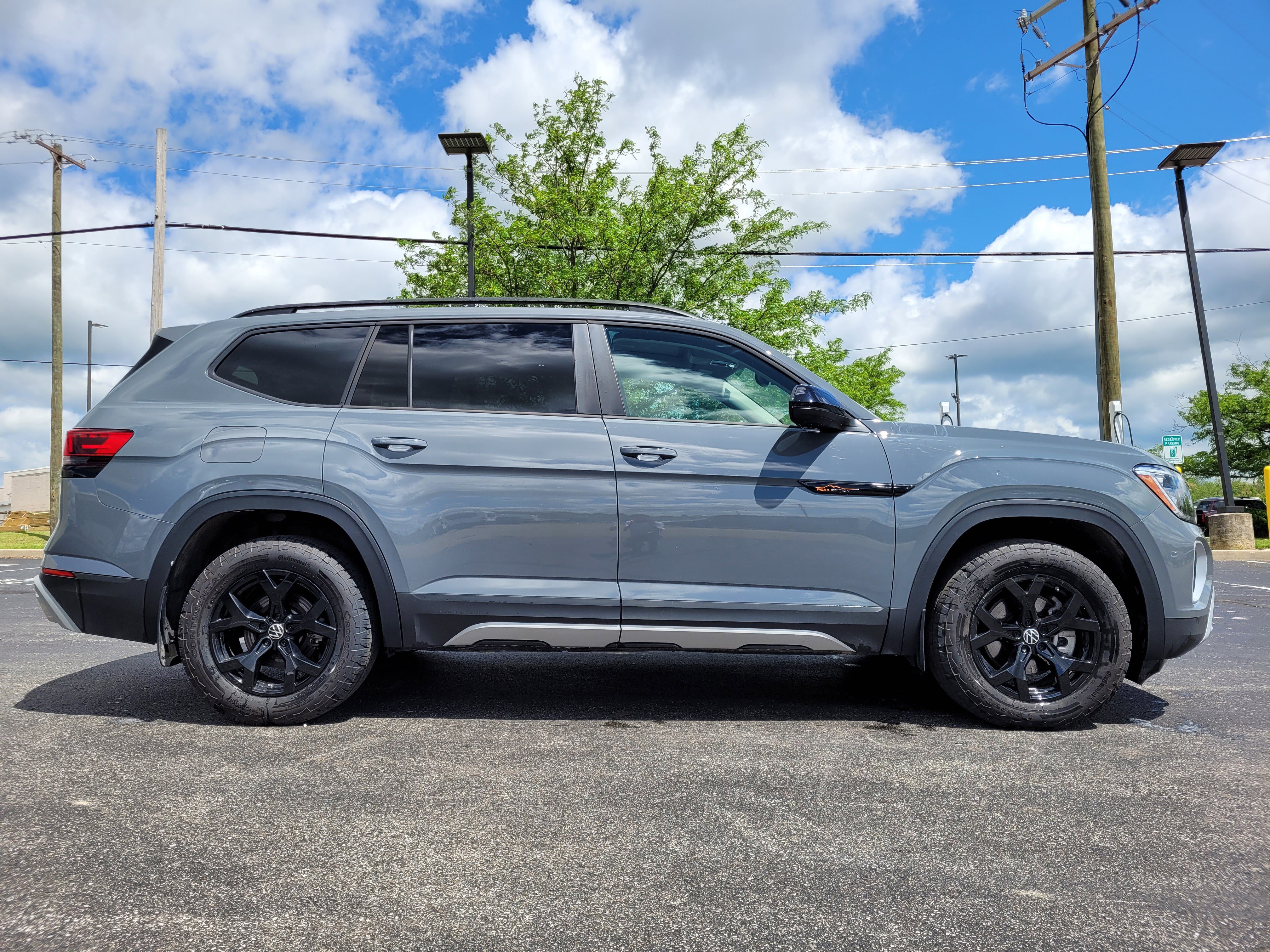 Used 2024 Volkswagen Atlas Peak Edition SE AWD/4WD image 2