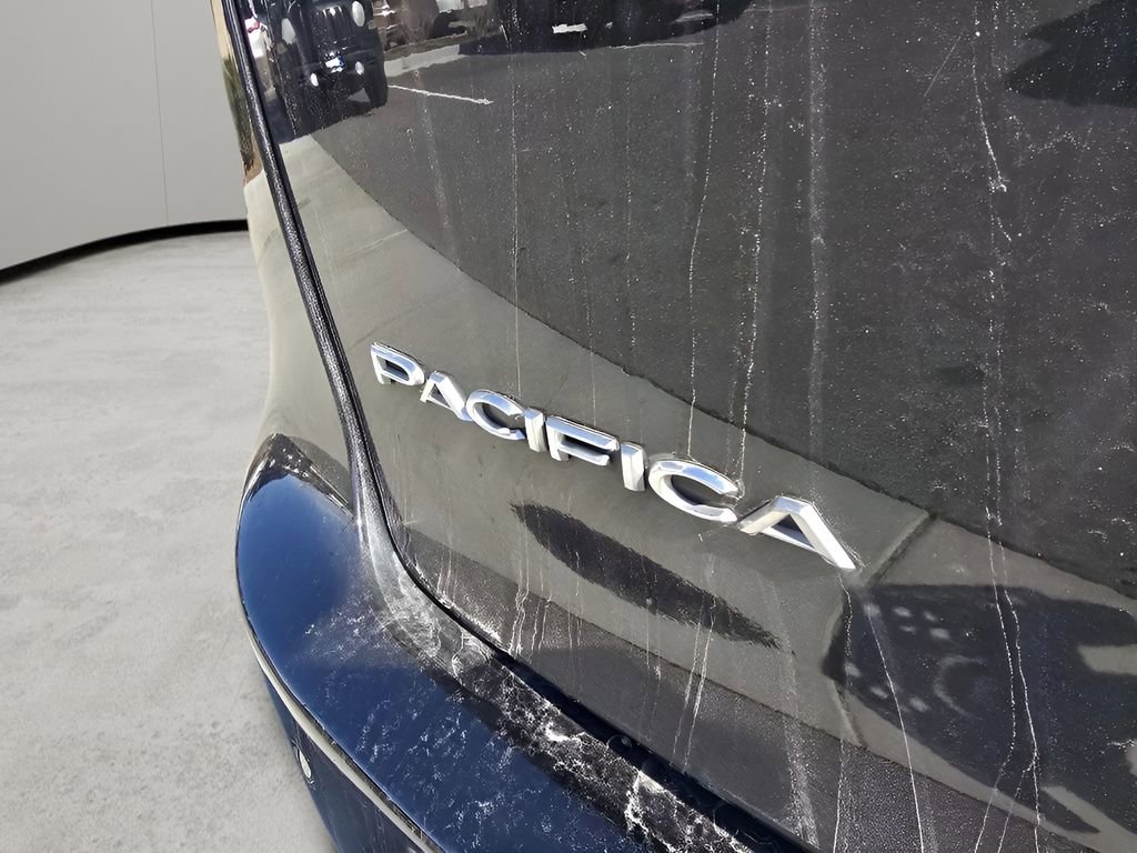 Used 2023 Chrysler Pacifica Touring-L image 8
