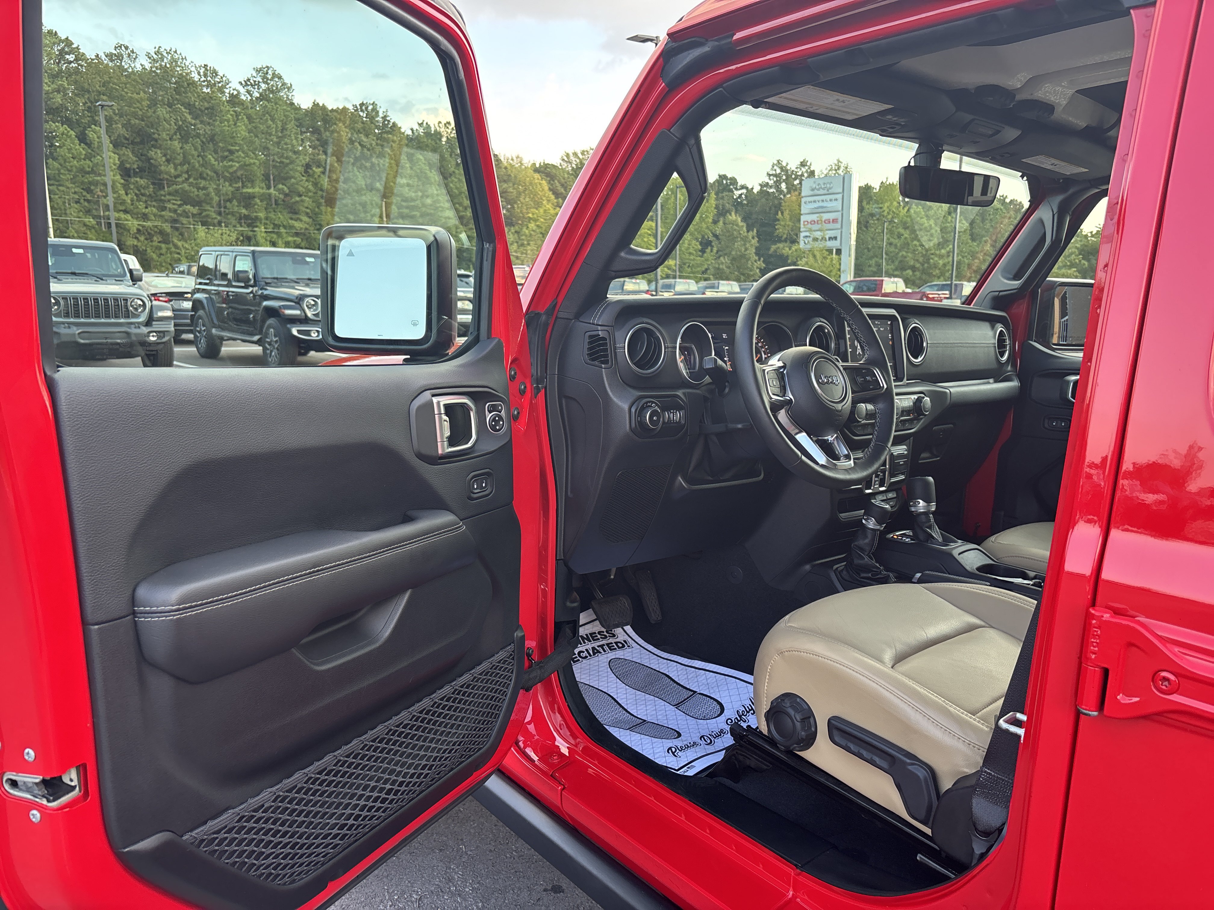 Used 2018 Jeep Wrangler Unlimited Sahara AWD/4WD image 10