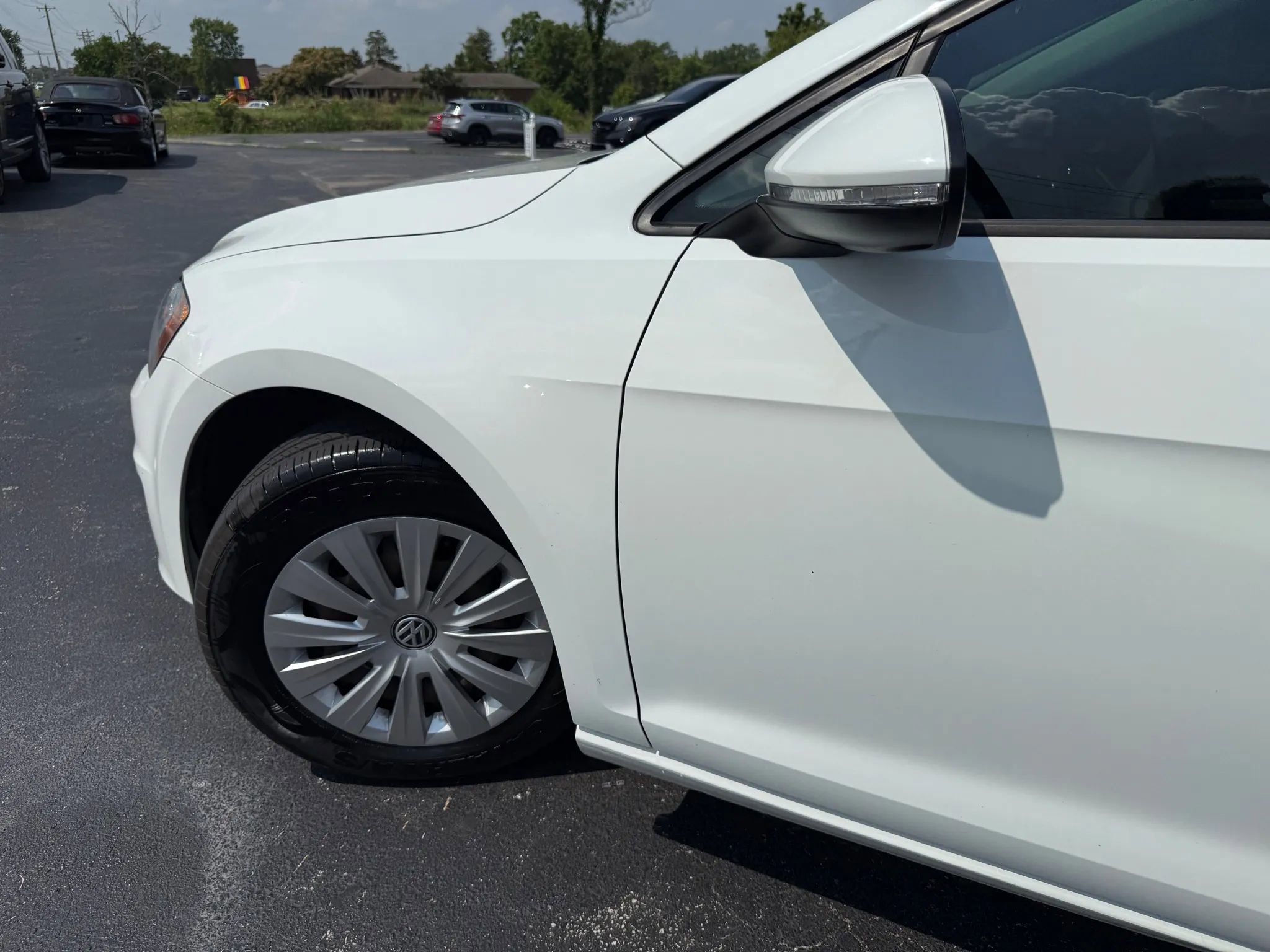 Used 2015 Volkswagen Golf S image 38