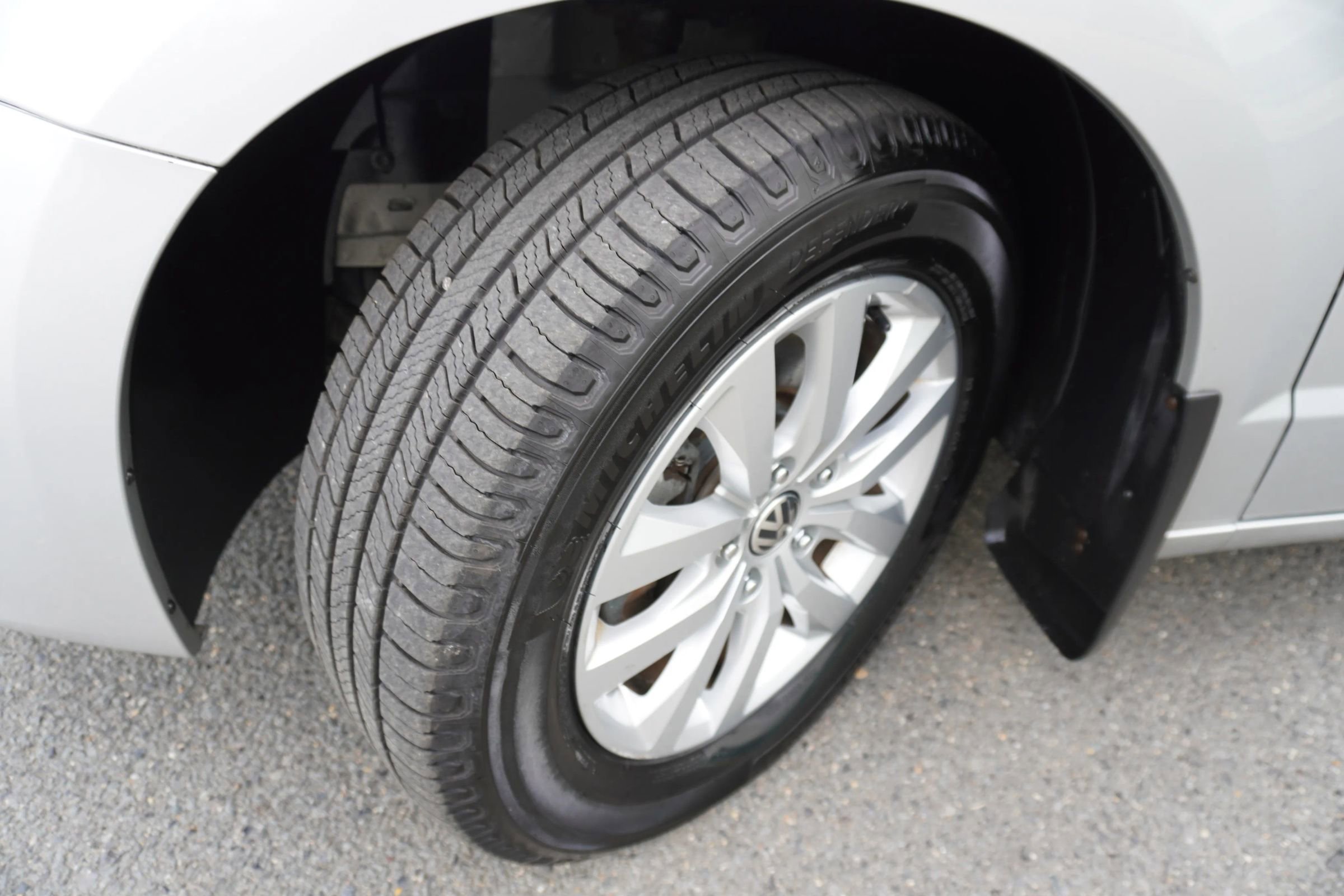 Used 2012 Volkswagen Routan SE FWD image 30