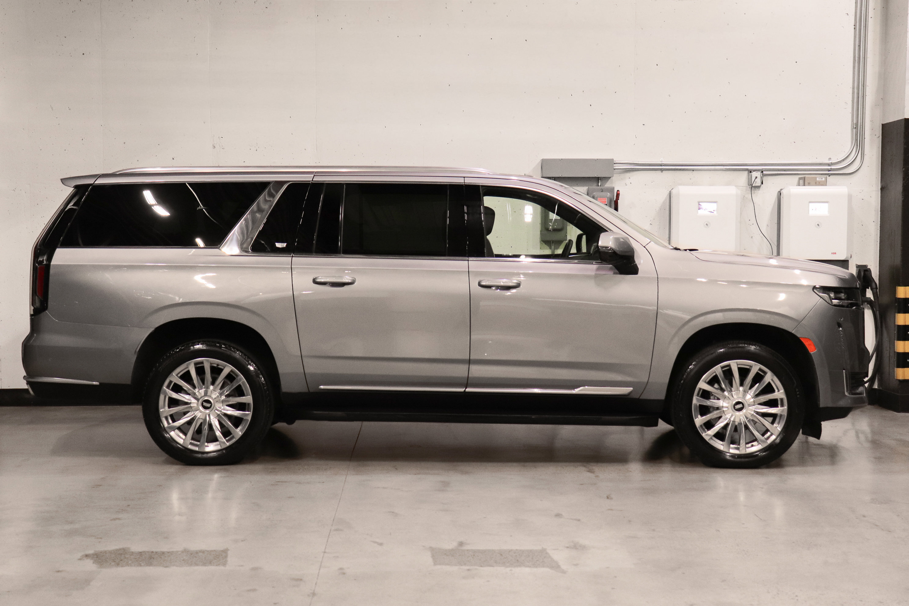 Used 2023 Cadillac Escalade ESV Premium Luxury AWD/4WD image 6