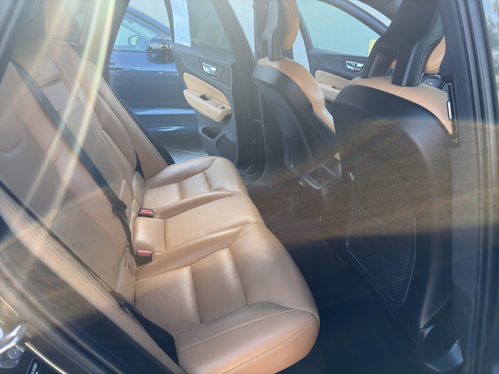 Used 2018 Volvo XC60 T5 Momentum w/ Convenience Package image 13