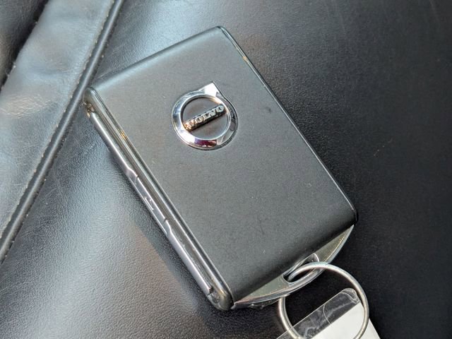 Used 2022 Volvo XC90 T8 R-Design w/ Advanced Package image 31