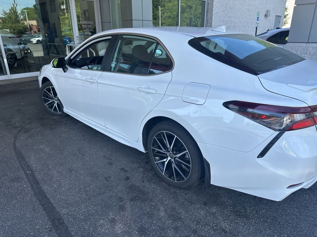 Used 2024 Toyota Camry SE w/ Cold Weather Package FWD image 10