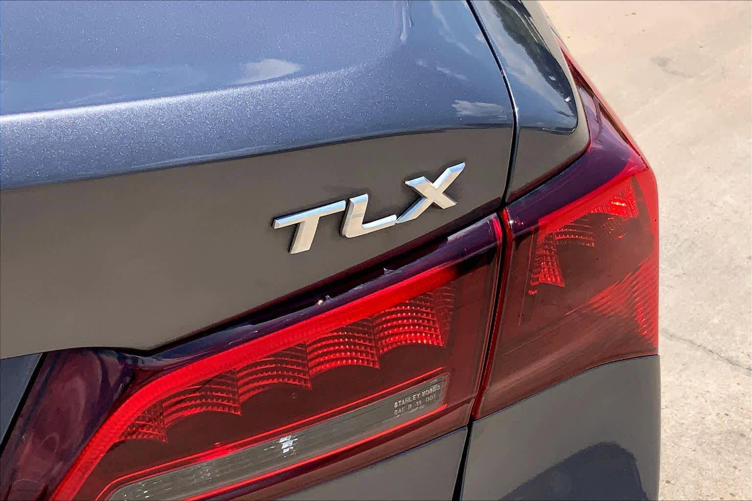 Used 2017 Acura TLX FWD image 10