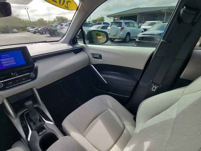 Used 2025 Toyota Corolla Cross LE image 3
