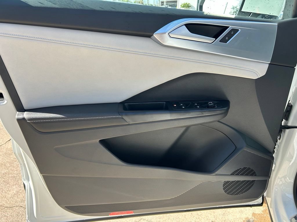 New 2026 Volkswagen Taos SE FWD image 15