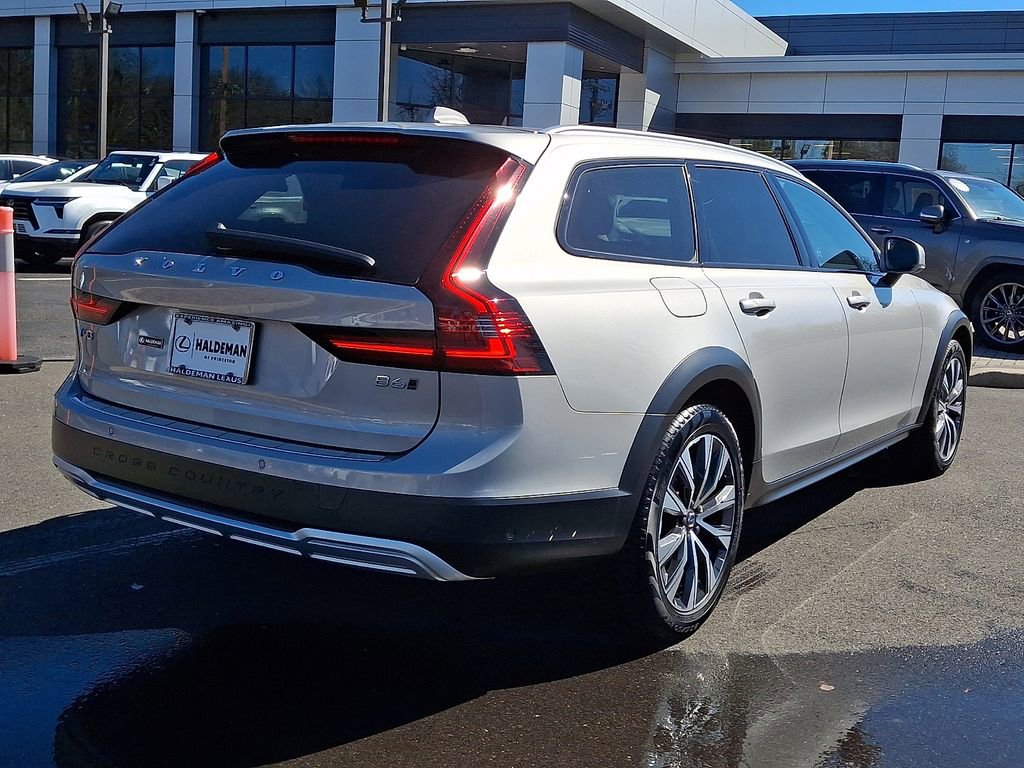 Used 2025 Volvo V90 B6 Cross Country Plus w/ Protection Package Premier image 6