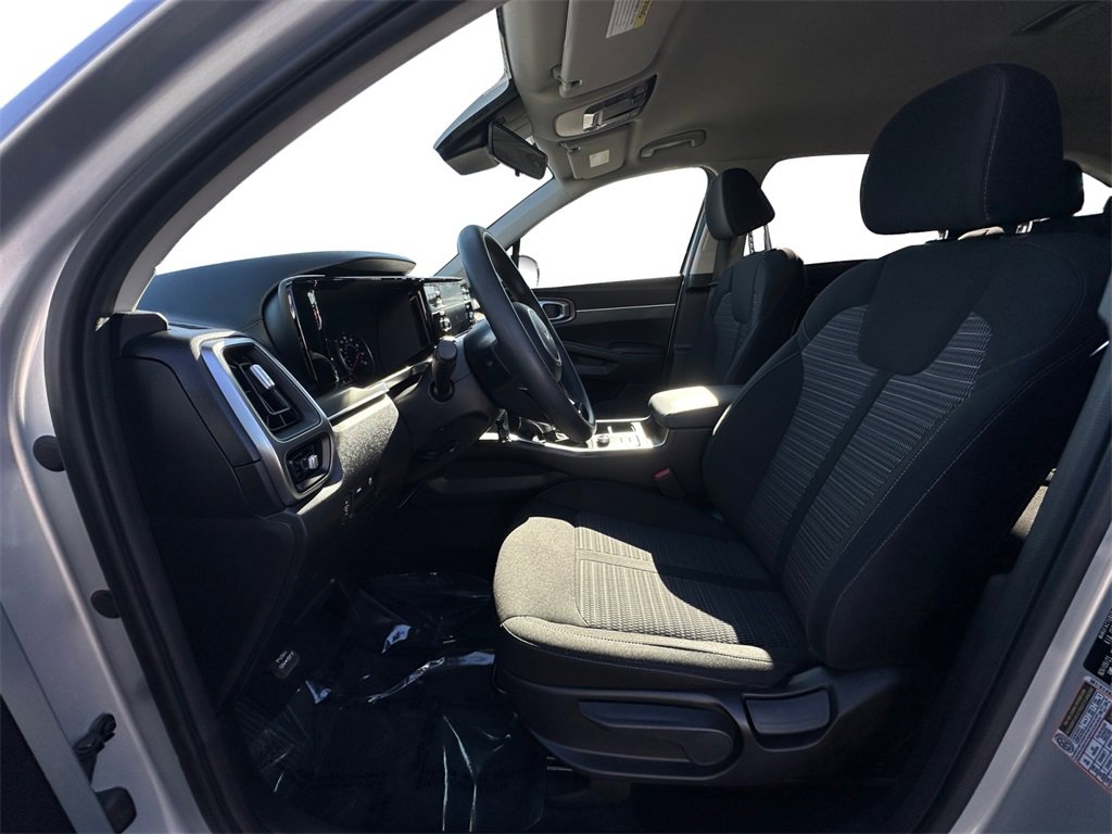 Used 2022 Kia Sorento LX image 9